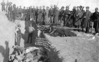 Massengrab mit toten Indianern nach dem Massaker von Wounded Knee 1890
