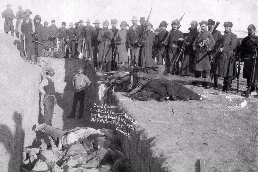 Massengrab mit toten Indianern nach dem Massaker von Wounded Knee 1890