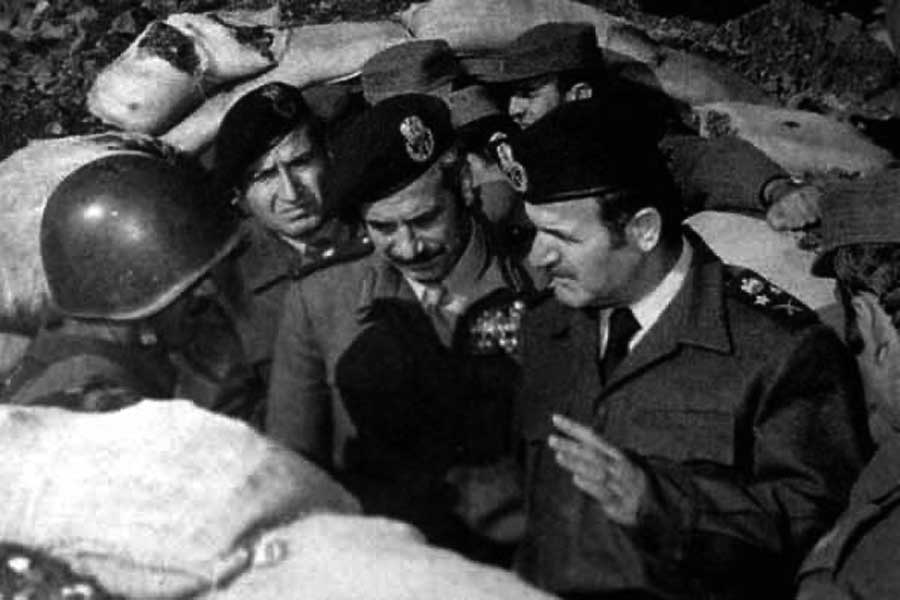 Syriens Präsident Hafiz al-Assad während des Jom-Kippur-Krieges 1973 an der Front auf den Golanhöhen.