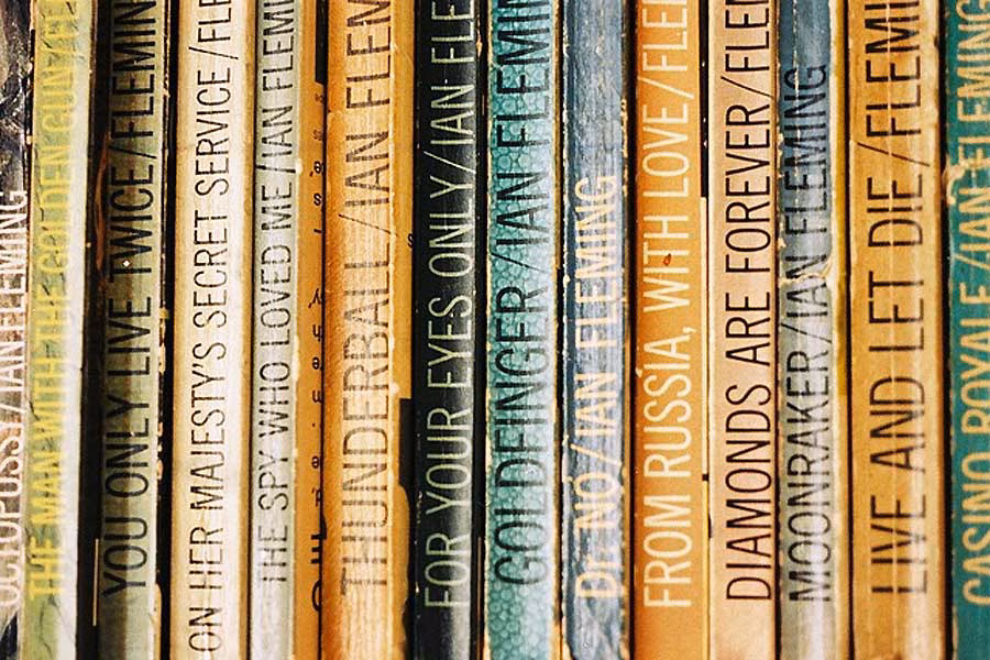 Zwischen 1953 und 1965 schrieb der britische Autor Ian Fleming 12 Bond-Romane und einige Kurzgeschichten, die - oftmals nur sehr lose - als Vorlage für die Filme dienen.