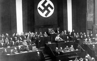 Am 23. März 1933 verabschiedete der Reichstag das Ermächtigungsgesetz, das die Gesetzgebungsgewalt vom Parlament auf die Regierung übertrug.