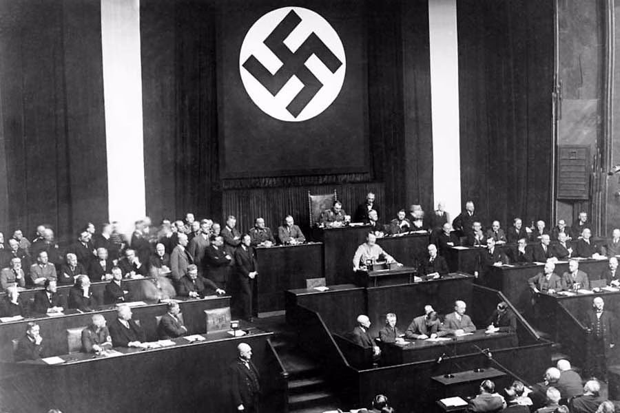 Am 23. März 1933 verabschiedete der Reichstag das Ermächtigungsgesetz, das die Gesetzgebungsgewalt vom Parlament auf die Regierung übertrug.
