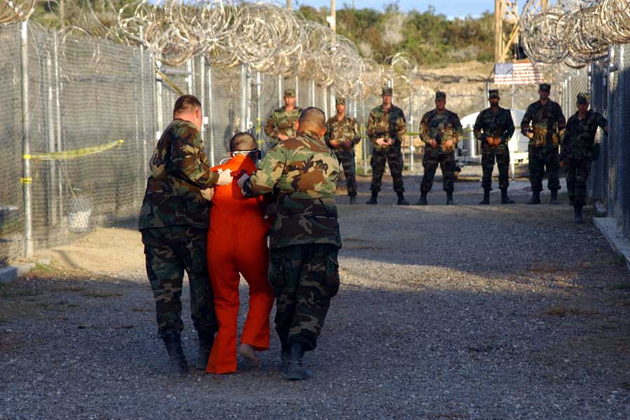 Das Gefangenenlager von Guantanamo Bay gilt als Ort jenseits von Recht und Gesetz und ist seit seiner Einrichtung 2002 internationaler Kritik ausgesetzt.