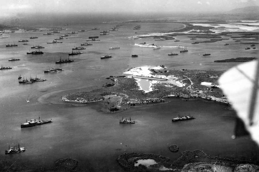 Die US-Flotte in der Bucht von Guantanamu während eines Wintermanövers im Jahr 1927.