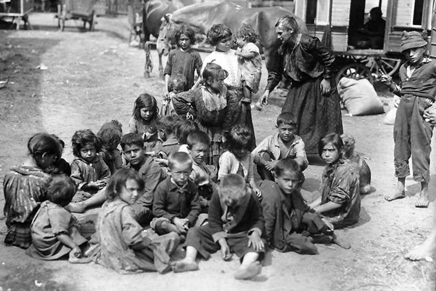 Zigeuner-Sammellager im Norden Berlins im Jahr 1926. Die administrativen Maßnahmen seit 1870 trieben die Roma immer mehr in Armut und Illegalität.