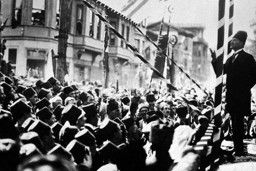 Mustafa Kemal Pascha, genannt Atatürk - der "Vater der Türken" - wurde ab 1919 zum Anführer der türkischen Opposition gegen den Sultan und zum Begründer der neuen, republikanischen Türkei. (hier bei einer Rede 1924 in Bursa)