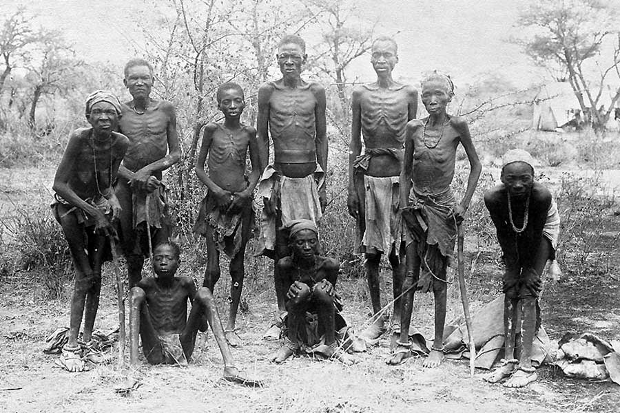 Nach der Schlacht am Waterberg flohen die Herero in die Omaheke-Wüste. Nur wenige überlebten die Flucht, da die deutsche "Schutztruppe" sie systematisch von den Wasserstellen fernhielt.