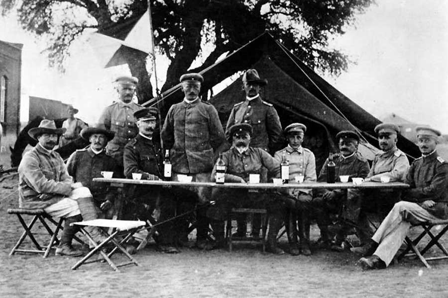 Generalleutnant Lothar von Trotha, Befehlshaber der "Schutztruppe" in Deutsch-Südwestafrika, mit seinem Stab während des Herero-Aufstandes 1904. Trotha gilt als Initiator und Hauptverantwortlicher des Völkermords an den Herero.