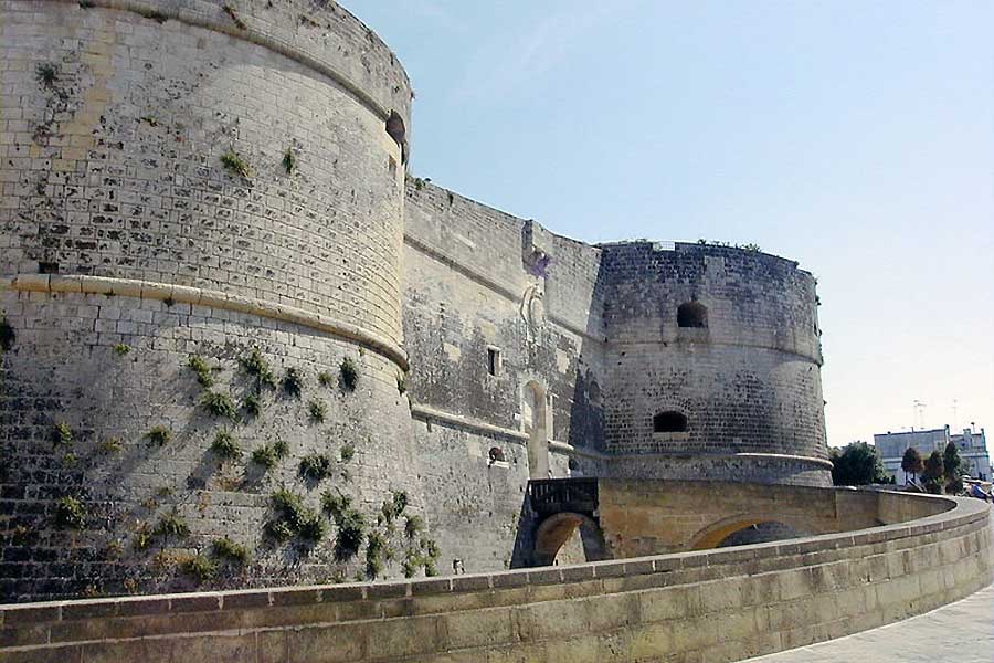 Die Festung Otranto bewachte die Meerenge zwischen Italien und Albanien. Ihr Besitz garantierte die Kontrolle über die Adria - und konnte zugleich ein Brückenkopf für die Invasion Italiens sein.