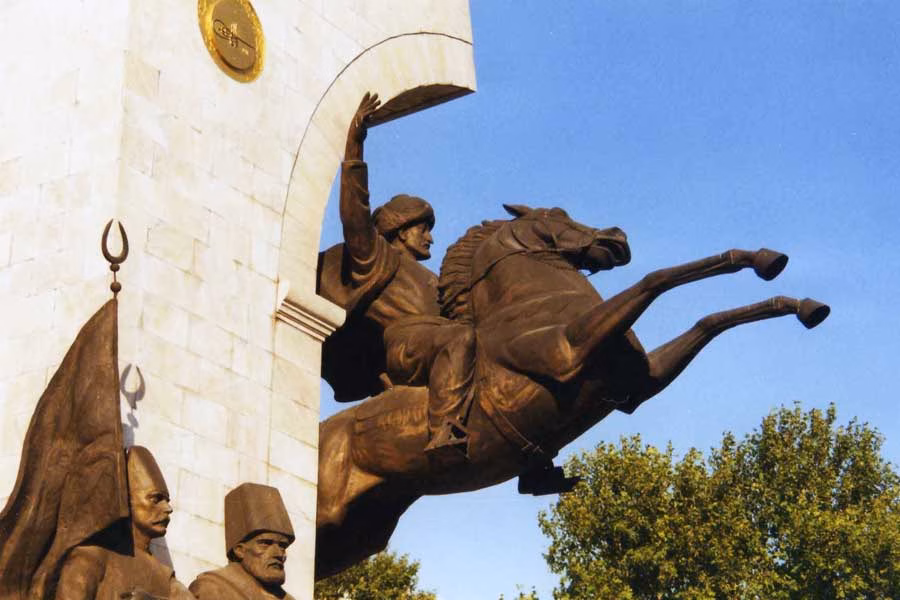 historeo: Setzte Mehmed der Eroberer 1480 zum Sprung nach Italien an? (Modernes Momument zu Ehren Mehmeds II. in Istanbul)
