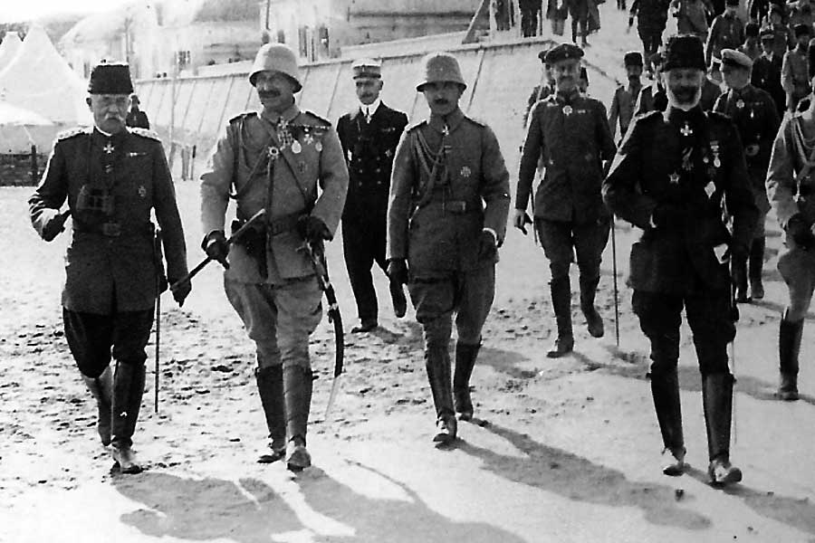 Die Jungtürken schlossen nach ihrer Machtübernahme 1913 das Osmanische Reich eng an Deutschland an und führten es in den Ersten Weltkrieg. (Hier Kaiser Wilhelm II. mit Kriegsminister Enver Pascha, 2. und 3. v. l.)