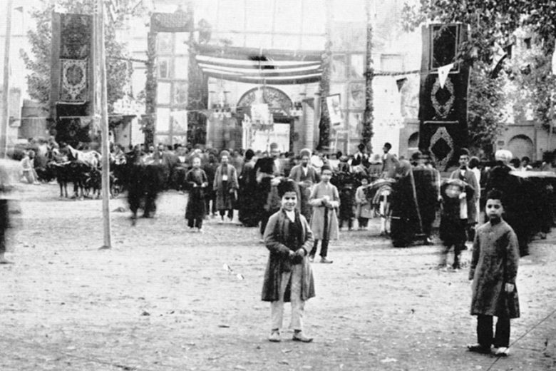 Der Iran war Anfang des 20. Jahrhunderts ein wirtschaftlich unterentwickeltes, von traditionalistischen Eliten ausgebeutetes Land. (Foto vom Eingang zum Parlamentsgebäude in Teheran, 1907)