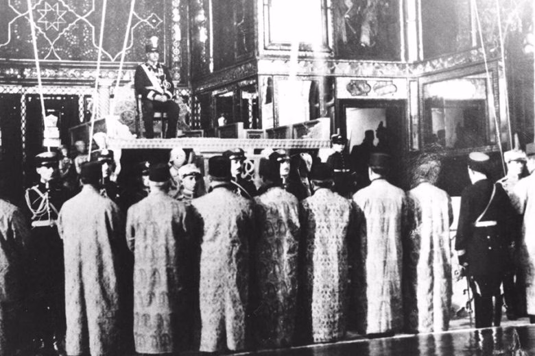 historeo: Am 25. April 1926 wurde Reza Khan zum neuen Schah gekrönt. Sein Aufstieg hatte vier Jahre zurvor mit einem unblutigen Putsch begonnen.